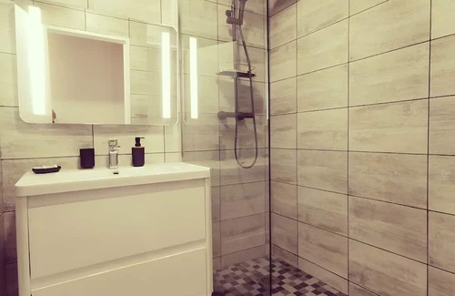 Vaulx-en-Velin Wohnung | Appartement Charmant, parking gratuit