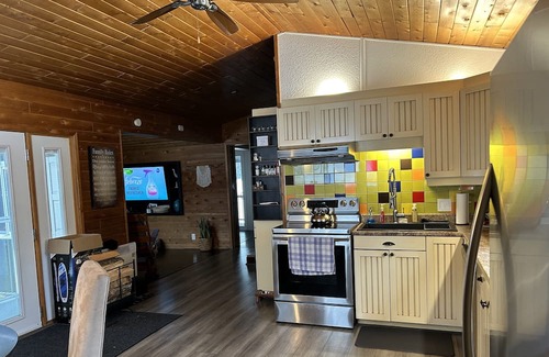 Whitewater Region Hütte | 1 hour west of Ottawa Family friendly Private Nearby amenities Sleeps up to 10