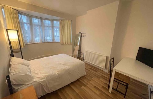 Lea Bridge Haus | Twin Tranquility- Room in Leyton