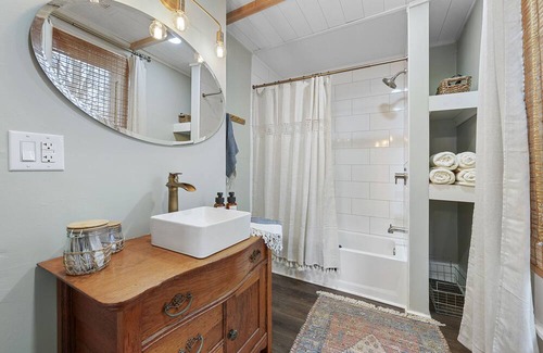 Mount Vernon Bed & Breakfast | The Bluebell Inn - 8 minutes to Kenyon, 5 minutes to MVNU. Gracious Hospitality.