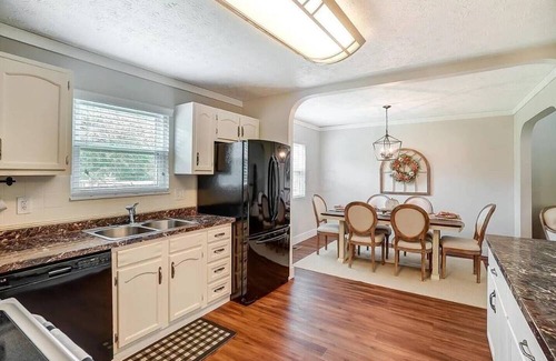 Dublin Haus | Family & Friends, 5BR 3BA Home Near Zoo , 10 min to OSU Downtown