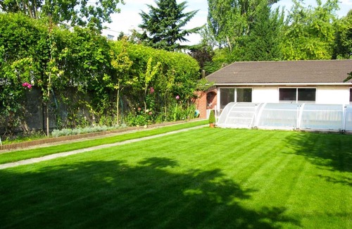La Courneuve Haus | Homerez - Nice house for 4 ppl. with garden and terrace at La Courneuve