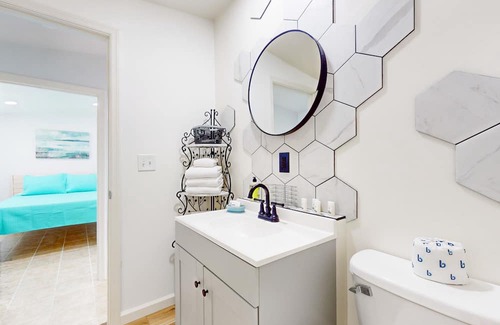 Truckland Haus | Beachside escape with tropical yard & alfresco patio - walk to outlet shopping