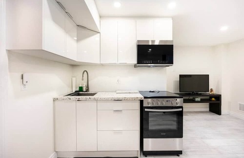 Newmarket Haus | New Private & Clean Suite in Newmarket, ON