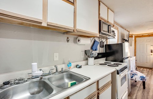 Willis Wohnung | Texas Tiny Home w/ Community Pool & Lake Access!
