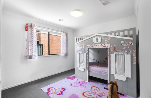 Truganina Haus | Spacious House @Truganina WIFI available 2.5km from Local Shopping Centre
