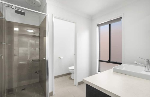 Truganina Haus | Spacious House @Truganina WIFI available 2.5km from Local Shopping Centre