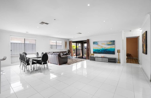 Truganina Haus | Spacious House @Truganina WIFI available 2.5km from Local Shopping Centre