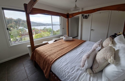 Dover Haus | Comfortable Modern Home on Absolute Waterfront with stunning views