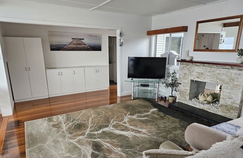 Dover Haus | Comfortable Modern Home on Absolute Waterfront with stunning views