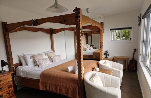Dover Haus | Comfortable Modern Home on Absolute Waterfront with stunning views