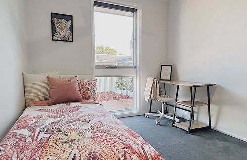 Kaleen Haus | Stylish, Comfy Family Home & Pet Friendly with Large Garden