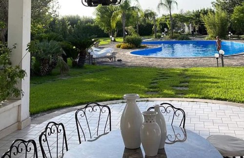 Corigliano D'Otranto Haus | Holiday Home 'Casita Flor' with Shared Pool, Wi-Fi and Air Conditioning