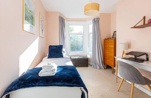 Hoe Street Wohnung | Vibrant 2BR Flat in Walthamstow, 5 min to Tube