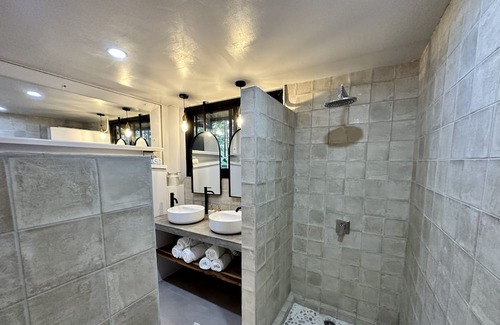 Penjamo Haus | Forest Hideaway: Container Retreat with Private Pool. Pet friendly!