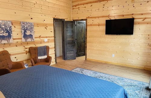 Bouvet Island Haus | NEW! Relax at your perfect hideaway in Broken Bow!