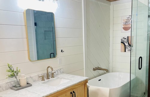 Bouvet Island Haus | NEW! Relax at your perfect hideaway in Broken Bow!