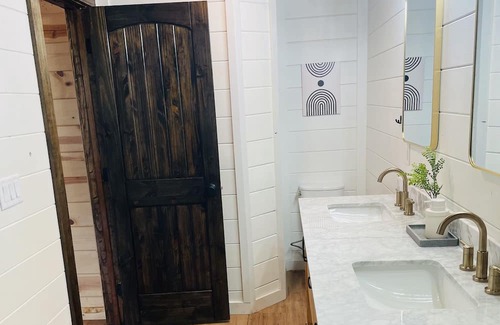 Bouvet Island Haus | NEW! Relax at your perfect hideaway in Broken Bow!