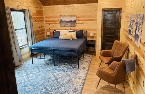 Bouvet Island Haus | NEW! Relax at your perfect hideaway in Broken Bow!