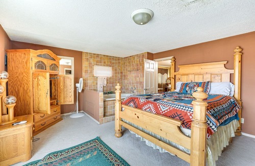 Hutchinson Haus | Hutchinson Home w/ Pond Access - 3 Mi to Town!