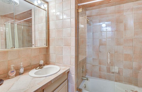 Hutchinson Haus | Hutchinson Home w/ Pond Access - 3 Mi to Town!