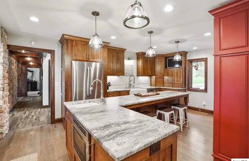 Howard Haus | Comfortable Lakefront Home with beautiful dock on Apple Valley Lake, Ohio.