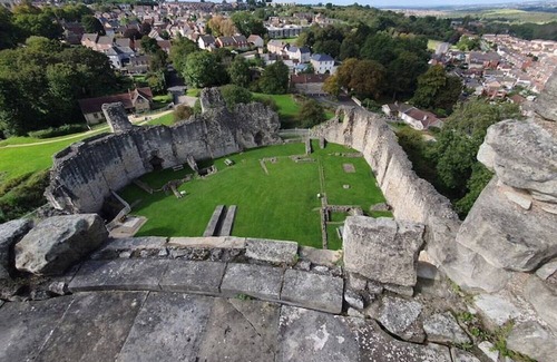 Doncaster Hütte | Little house on the hill / walks/ castle / miropub