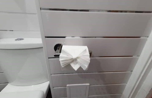 Doncaster Hütte | Little house on the hill / walks/ castle / miropub