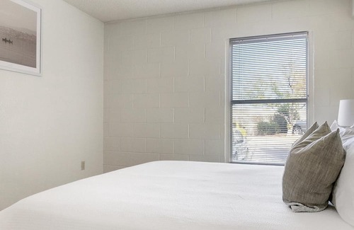 Biggs Field Wohnung | Modern Apartment in Prime Location (ID1266X956)