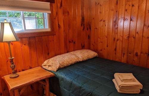 Rockwood Kabine | Cozy cabin is just 10 minutes from slopes and state parks!