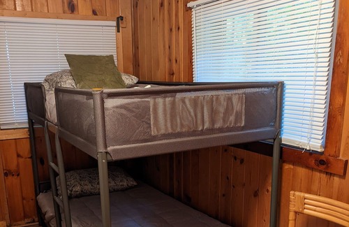 Rockwood Kabine | Cozy cabin is just 10 minutes from slopes and state parks!