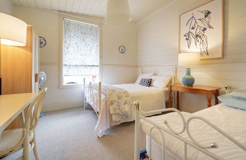 Drysdale Haus | 'Willow Cottage' Serene Stay in the Heart of Town