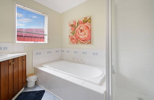 Drysdale Haus | 'Willow Cottage' Serene Stay in the Heart of Town
