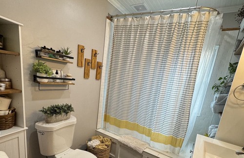 Mount Carmel Haus | 2024 Solar Eclipse Full Totality Location! 2 Bedroom 1 Bath Home