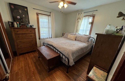 Mount Carmel Haus | 2024 Solar Eclipse Full Totality Location! 2 Bedroom 1 Bath Home