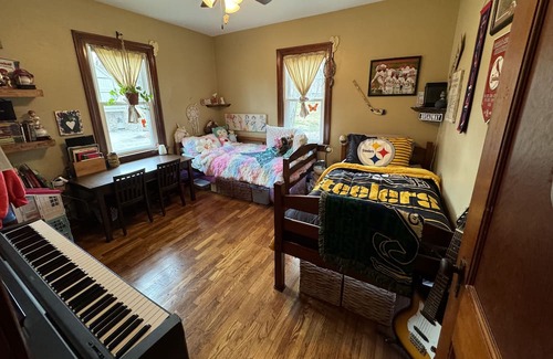 Mount Carmel Haus | 2024 Solar Eclipse Full Totality Location! 2 Bedroom 1 Bath Home