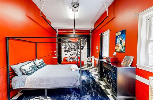 Rock Hill Hütte | Unique and retro stay on the river with grill, hot tub, pool, & W/D access