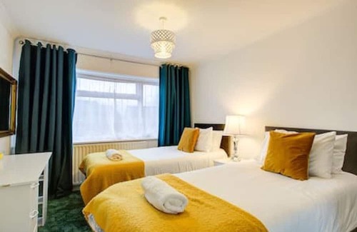Tilehurst Haus | Quaint 4-Bedroom Retreat in Reading with Parking
