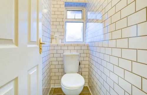 Tilehurst Haus | Quaint 4-Bedroom Retreat in Reading with Parking