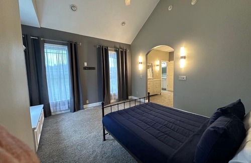 Jefferson Haus | Spacious estate comfortable for a dozen guests on 10 acres in Jefferson NC.