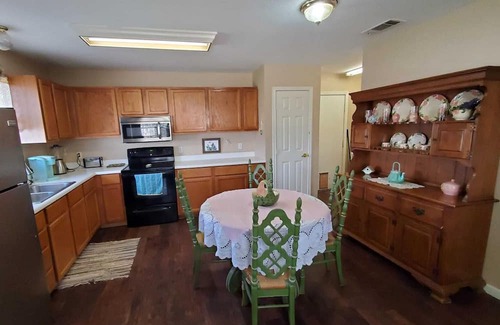 Matador Haus | Comfortable cottage in Matador TX with fenced back yard. Pet and horse friendly!
