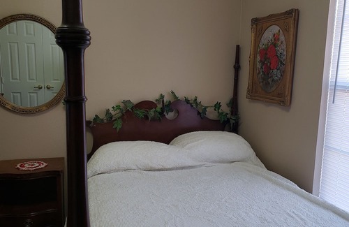 Matador Haus | Comfortable cottage in Matador TX with fenced back yard. Pet and horse friendly!