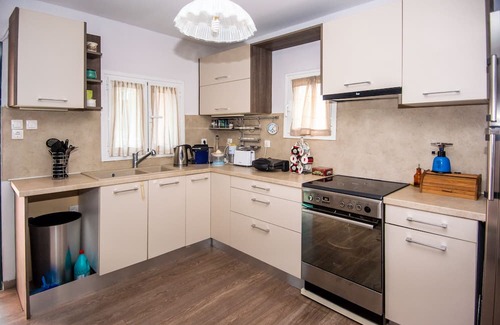 Lakithra Haus | Stylish house with huge garden,sea view, max 10 min drive from 10 beaches & town