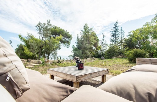 Lakithra Haus | Stylish house with huge garden,sea view, max 10 min drive from 10 beaches & town