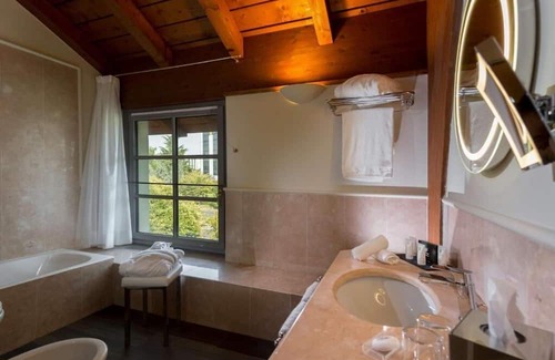 Rondo - Torretta Haus | Elegant Stay: Onsite Parking, Easy Access to Milan Cathedral! Steps to Metro
