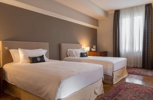 Rondo - Torretta Haus | Elegant Stay: Onsite Parking, Easy Access to Milan Cathedral! Steps to Metro