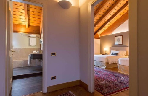 Rondo - Torretta Haus | Elegant Stay: Onsite Parking, Easy Access to Milan Cathedral! Steps to Metro