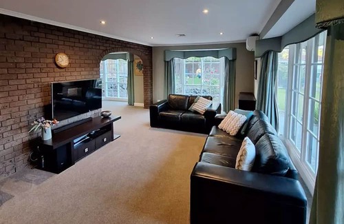 Highton Haus | 4BD House - Available late March to early July Only 6 km to Geelong City Centre