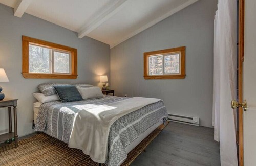 Conway Hütte | Rustic Pet Friendly Cottage w/Private Beach Access