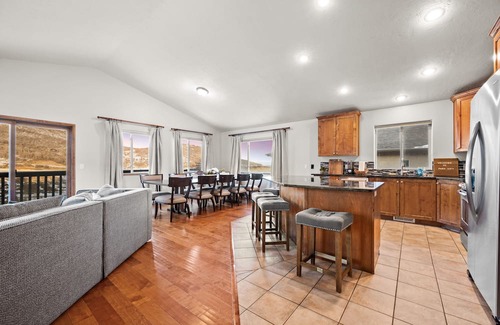 Park City Kabine | Cozy family friendly getaway 2 King Beds/Mountain View’s & Complimentary Coffee!